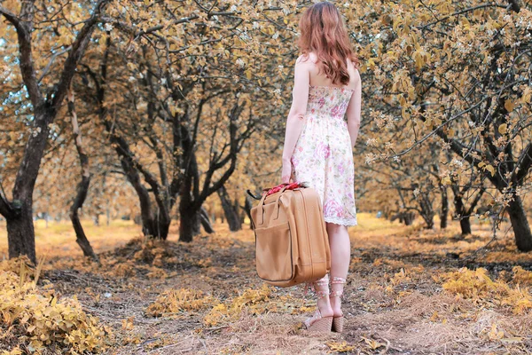 Deri çanta seyahat sonbahar parkta yürüyüş için kızla