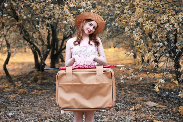 Niña con maleta de cuero para viajar en el parque de otoño a pie —  Fotos de Stock