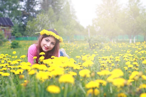 Sarı dandelions çayırda güneşli bir dinlenme kız