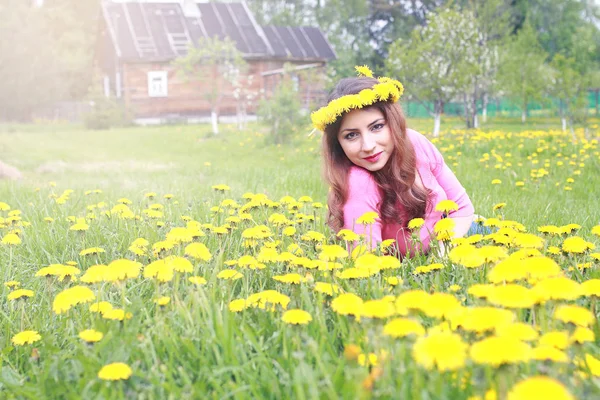 Sarı dandelions çayırda güneşli bir dinlenme kız