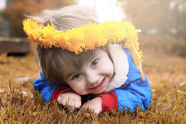 Meisje die zich voordeed op camera wandelen in de herfst park — Stockfoto