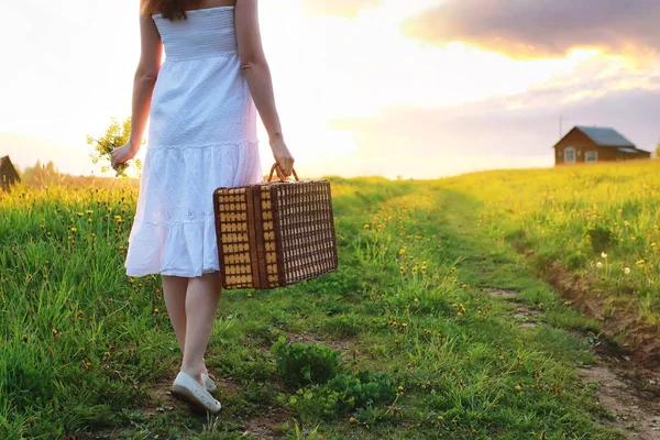 gün batımı alan kız