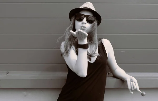 Roztomilá dívka bokové v lehký klobouk a brýle na letní den — Stock fotografie