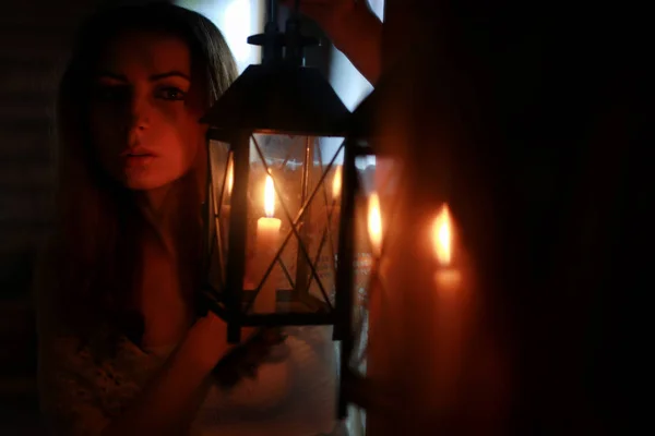Žena svíčka lampa temné noci — Stock fotografie