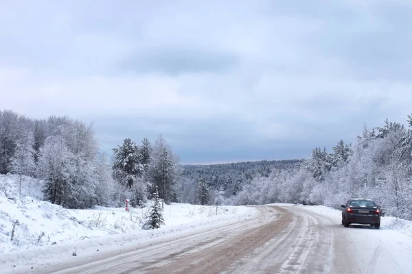 Landskap Road i skogen vinter med snö täckta — Stockfoto