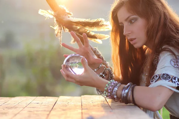 kristal top ile günbatımında cadı