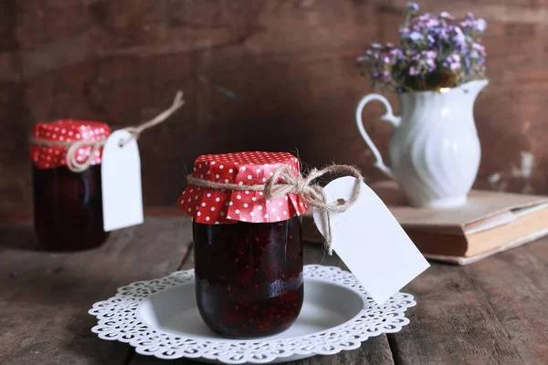 rustik ev yapımı reçel kavanoz ahşap arka plan ve çiçek