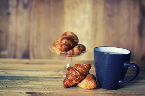 Tea cup croissant breakfast — Stock Photo, Image