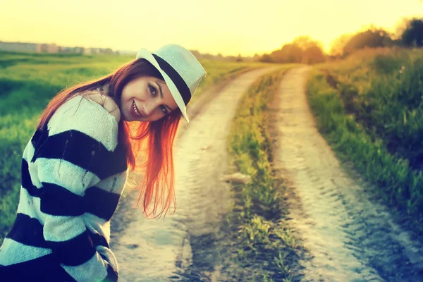 Ragazza in cappello campo moda tramonto — Foto Stock