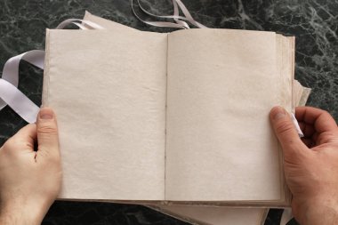 Yeşil Mermer tezgah üzerinde vintage kitap sayfalar açılır