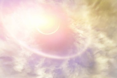 Gezegen Bulutların arasından delip geçiyor.