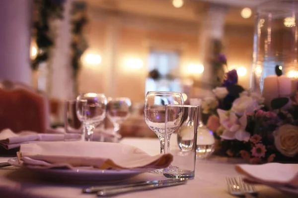 Glas wijn glazen op tafel geserveerd in het restaurant — Stockfoto