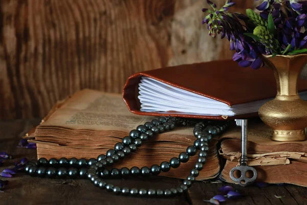 Arap kitap ve çiçek