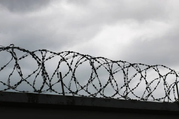 Tel çit kullanarak güvenlik sistemi