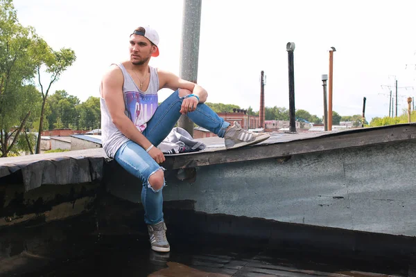 Giyinmiş bir adam hip hop tarzı teşkil etmektedir