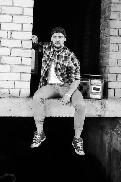 Черно-белое фото мужчины, одетого в стиле хип-хоп — стоковое фото