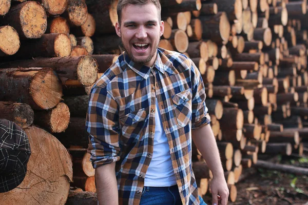 Un uomo alla fabbrica che lavora legno, sega tronchi — Foto Stock