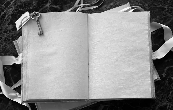 Páginas em branco abriu livro vintage na mesa — Fotografia de Stock