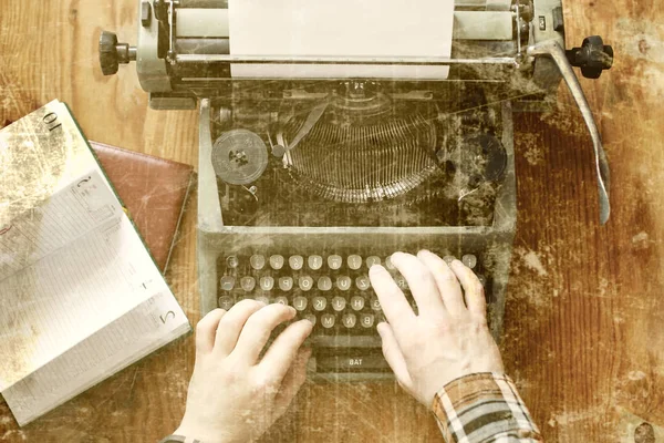 Vieille machine à écrire photo table en bois rétro main — Photo