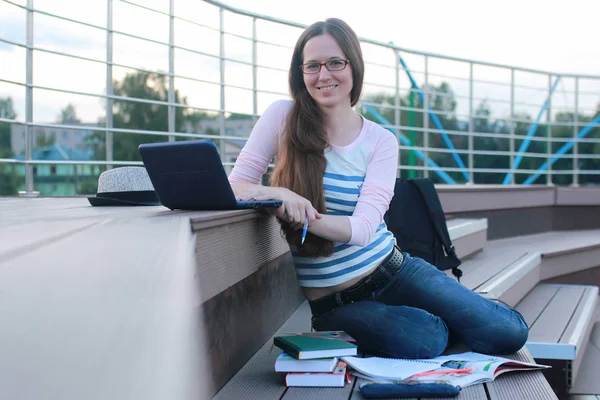 Chica estudiante estudio tarea al aire libre —  Fotos de Stock