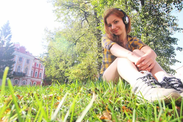 bir park güneşli günde açık Kızıl saçlı kız