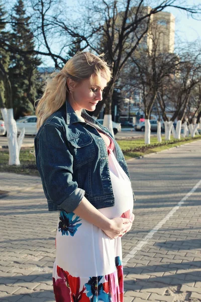 Schwangere läuft im Frühjahr durch den Stadtpark — Stockfoto