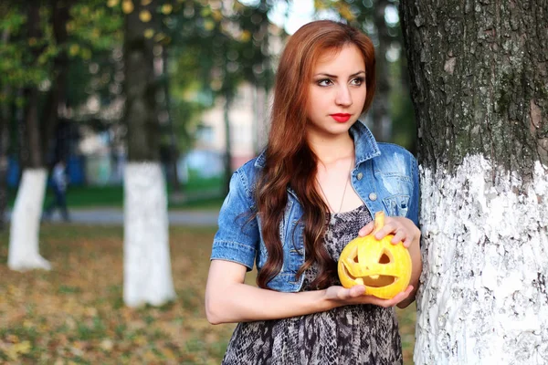 Ragazza dai capelli rossi in un parco giornata di sole all'aperto — Foto Stock