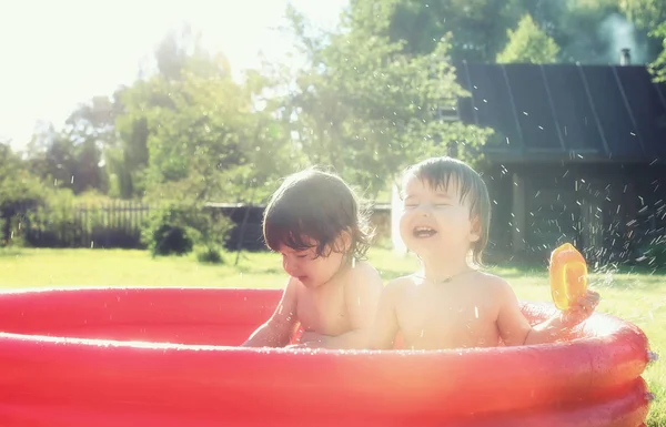 Éclaboussures de bébé dans la piscine à l'extérieur — Photo