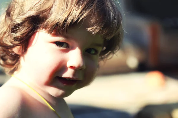 Niño niño sentarse en la madre manos — Foto de Stock