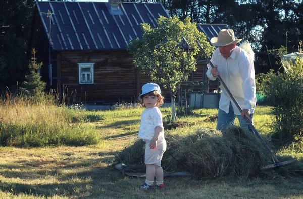 Niño y abuelo campo rural — Foto de Stock