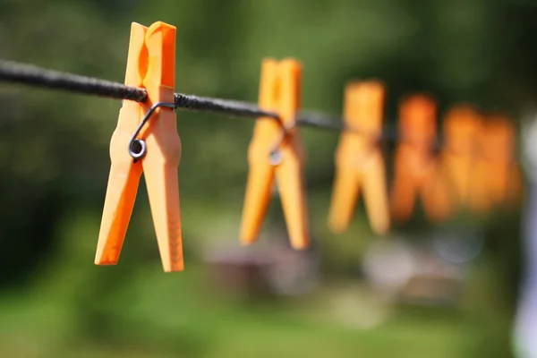 Pinces à linge sur la corde extérieure — Photo