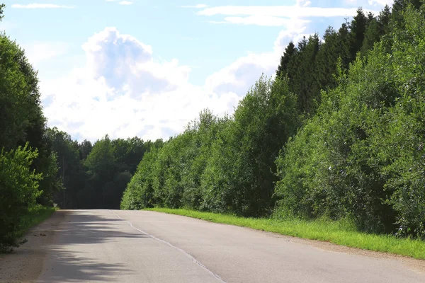 yol alan bulutlu peyzaj