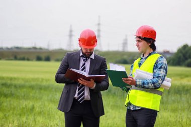 İnşaat alanında iki adam var.