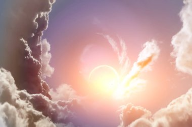 Güneş Bulutların arasından delip geçiyor.