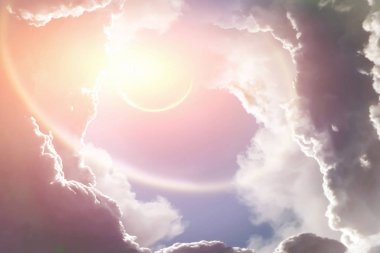 Gezegen Bulutların arasından delip geçiyor.