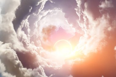 Güneş Bulutların arasından delip geçiyor.