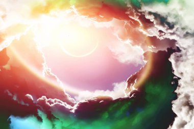 Gezegen Bulutların arasından delip geçiyor.