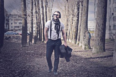 Sokaktaki yalnız adamın retro tonlu efektli fotoğrafı