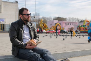 Erkek ceket ve sokak okuma kitabı