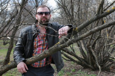 sakallı adam park ağaç