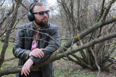 sakallı adam park ağaç