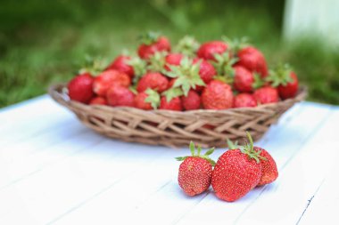 Hasır çanta açık üzerinde çilek