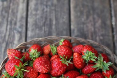 Rustik ahşap zemin üzerine çilek