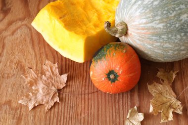 Kabak hasat masanın üstüne kesmek.