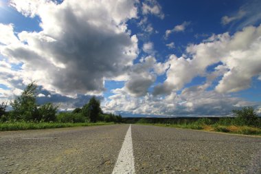 yol alan bulutlu peyzaj