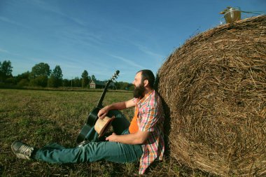 adam gitar ve bira niteliğine