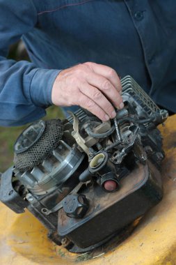 Çim biçme makinesi motoru tamiri