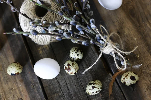 Bahar yumurta dal willow ahşap arka plan