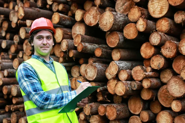 Férfi sisak munkás fa fűrészáru — Stock Fotó
