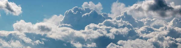 Cielo con grandes nubes blancas panorama —  Fotos de Stock